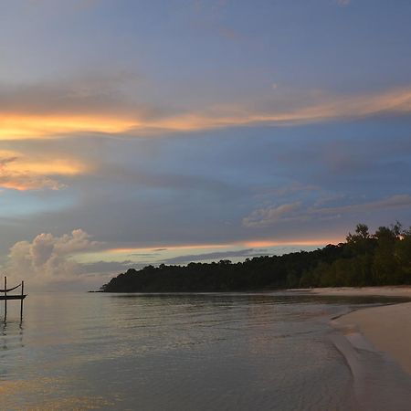 Driftwood Hostel And Bungalows ロンサレム島 エクステリア 写真