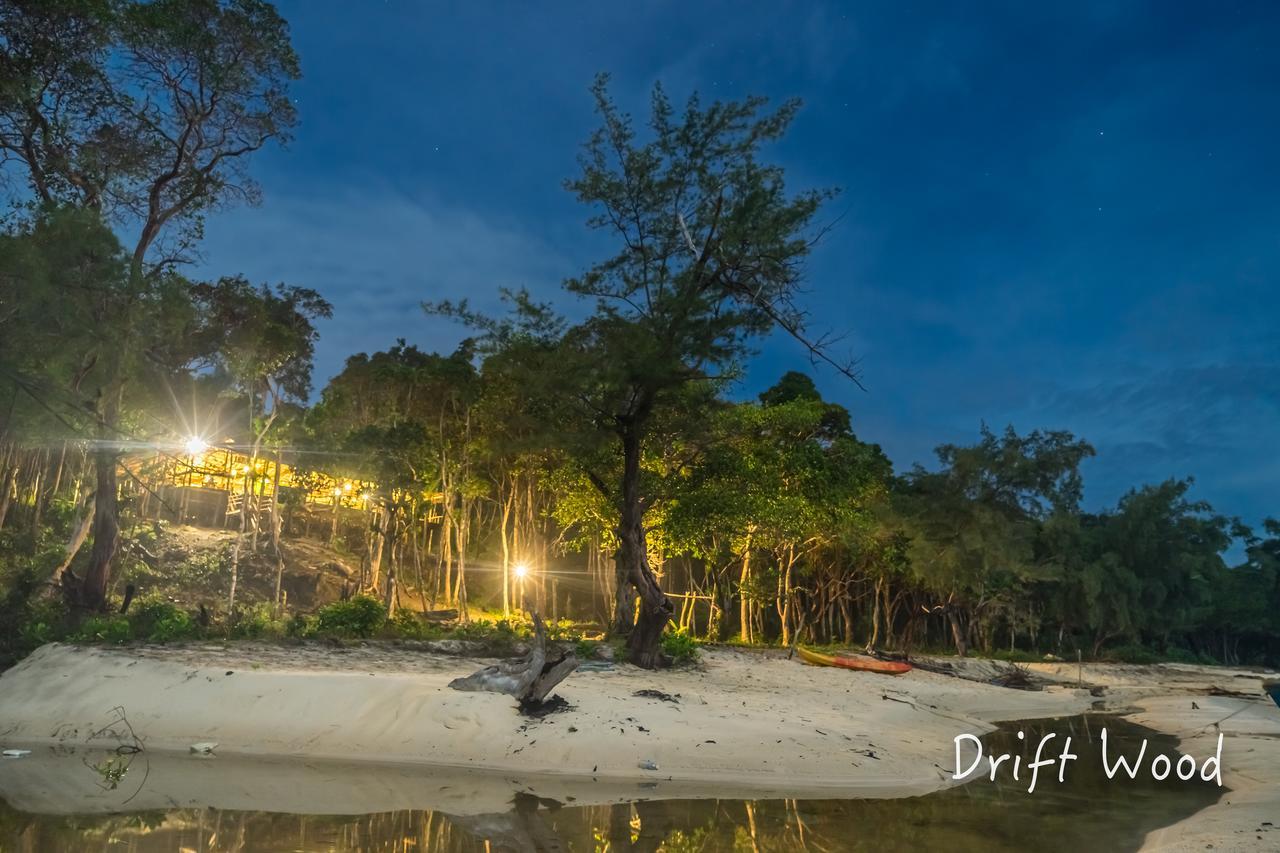 Driftwood Hostel And Bungalows ロンサレム島 エクステリア 写真