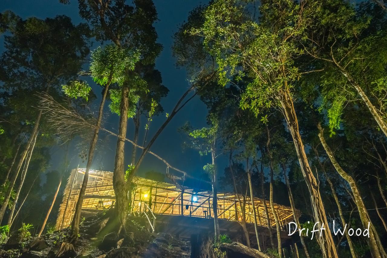 Driftwood Hostel And Bungalows ロンサレム島 エクステリア 写真
