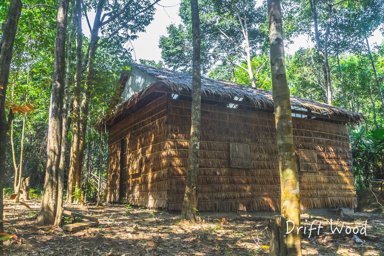 Driftwood Hostel And Bungalows ロンサレム島 エクステリア 写真