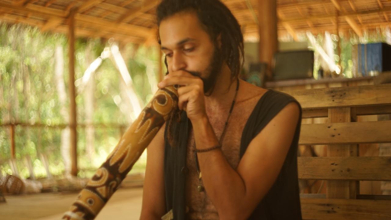 Driftwood Hostel And Bungalows ロンサレム島 エクステリア 写真