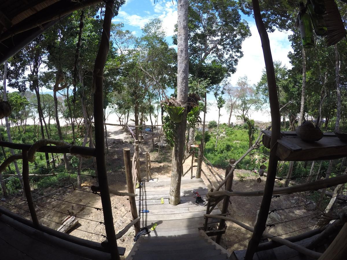 Driftwood Hostel And Bungalows ロンサレム島 エクステリア 写真