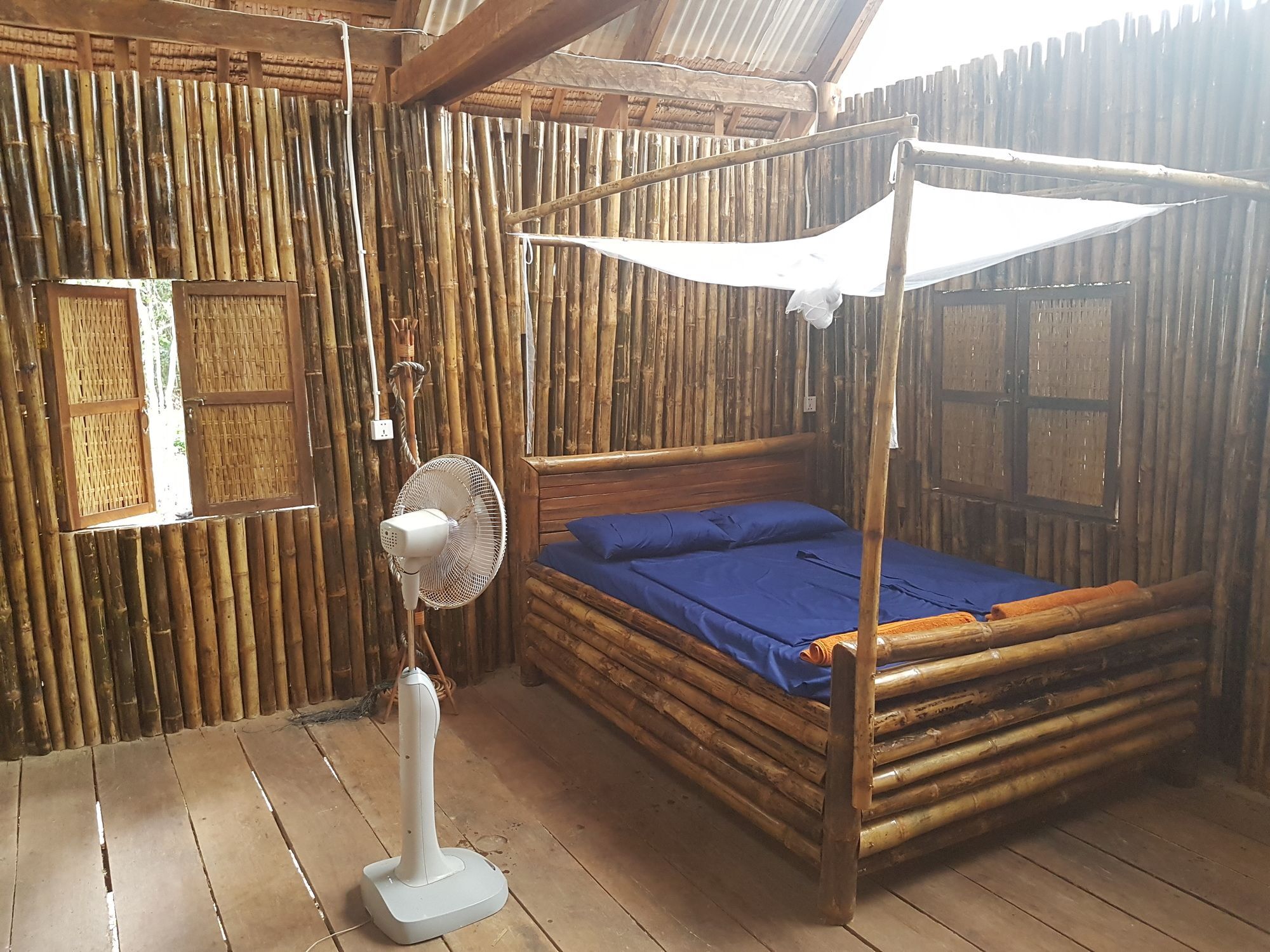 Driftwood Hostel And Bungalows ロンサレム島 エクステリア 写真