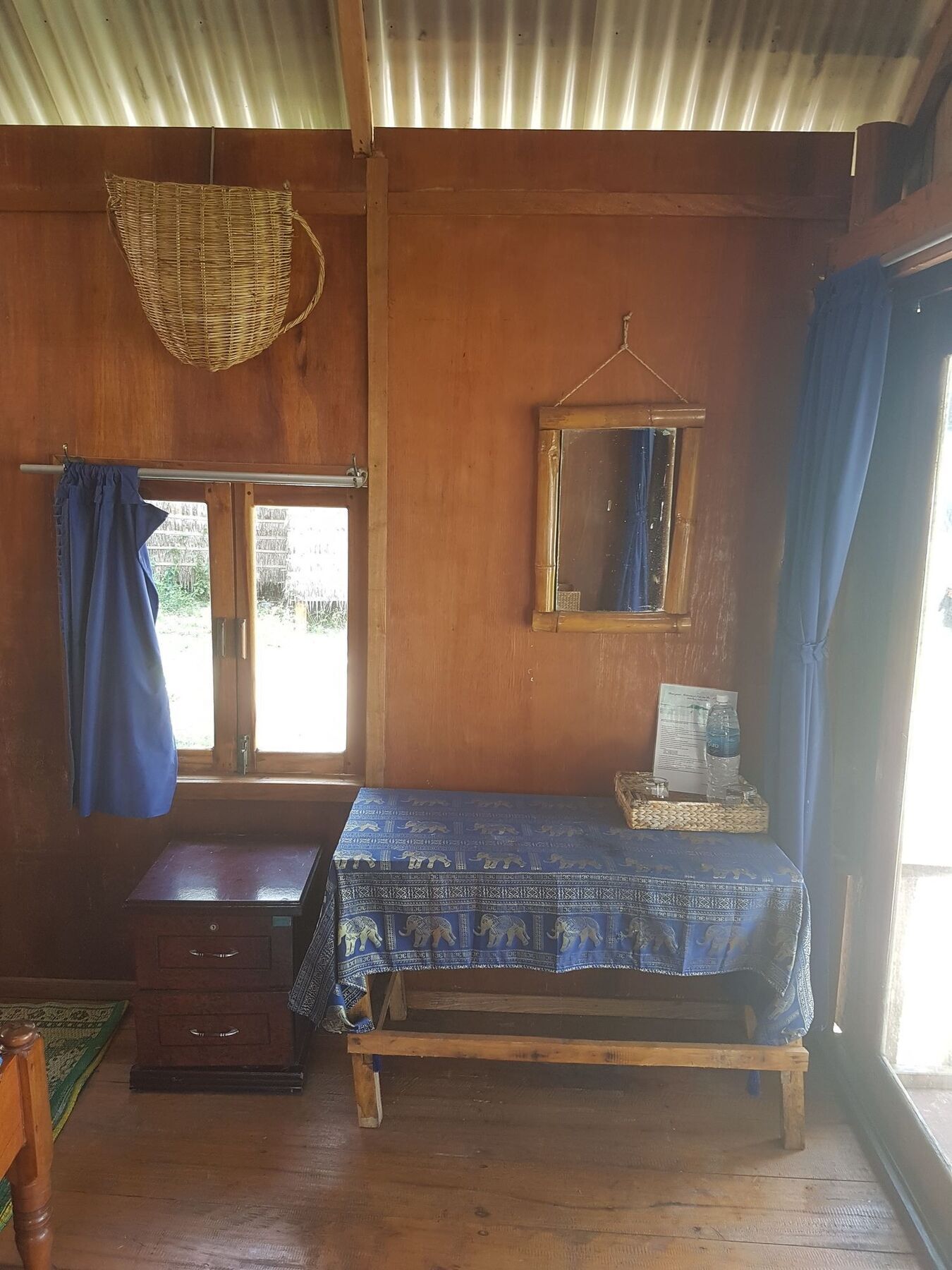 Driftwood Hostel And Bungalows ロンサレム島 エクステリア 写真